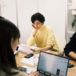 Maki Tamaru Instagram - 今日は @ade_tamarumaki 定例ミーティング ねぎさん めっちゃボールペン🖊️ 　まわすやん笑笑😹😂🤣 皆様に、喜んでいただける様な そんなアイテムを、作りたい。 それぞれのポジションで みんなで真剣に悩んで、もがいて、ポジティブに、苦しみ 努力を重ねながら前に進む。💪 ブランドを立ち上げてから 約8ヶ月。 いつの日か 「随分、慣れてきて 落ち着いてきました〜。 マイペースにがんばれてますー」 なんて 言える日が、来るのだろうか？😹。 今はまだ、全く想像できない😂。 ただ今は みんなで 一生懸命、がんばってるこの全ての時間があたたかく 尊い。🙏 今日は冬休みが始まっている 長男も連れてミーティングに参加。 ママがお仕事頑張ってるのを見るのも 彼にとって良い機会かな〜？、、、 社会見学になればいいなー。 なんて思い （私の勝手な願いも込めてながら）連れてきても 彼には ミーティングの最初から、最後まで　 iPadの画面しか目に入っていない(　ﾟдﾟ)。 無念