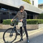 Maki Tamaru Instagram - 最近は また あったかかったり 寒かったり、気候が忙しい💦 自転車🚲時は、ジャケットなど アウターの中に、コンパクトめなフード付きの ダウンベストを忍ばせて お出かけ。 それぐらいが、ちょうどいい感じ　♪。 そして、私、年間通してデニムシャツLOVE❤️ 薄めカラーのものから、濃いめのものまで グラデーションで集めています。 3枚目の写真は @anteprima_japan の可愛い子ちゃんのバッグ！ 特に、街ですれちがう外国人の方から どこのバッグか聞かれまくった今日🐶♪ 今日の午前中から、お昼過ぎぐらいまでは 暖かかったのに 夕方、少し前あたりからいきなり冷え込んだ🥶 びっくり！！！ 慌てて、私はツイードジャケットから ダウンコートにお着替え。 最近、タクシーも拾いにくいので 私も主人も自転車率がめちゃくちゃ高め。 お天気が良い日の自転車移動は とっても気持ちいい。 #最近の私服 #自転車コーデ #急に冷え込んだ今日 #木々の街景色がまだ黄金で美しい。 #私服