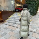 Maki Tamaru Instagram - 最近は また あったかかったり 寒かったり、気候が忙しい💦 自転車🚲時は、ジャケットなど アウターの中に、コンパクトめなフード付きの ダウンベストを忍ばせて お出かけ。 それぐらいが、ちょうどいい感じ　♪。 そして、私、年間通してデニムシャツLOVE❤️ 薄めカラーのものから、濃いめのものまで グラデーションで集めています。 3枚目の写真は @anteprima_japan の可愛い子ちゃんのバッグ！ 特に、街ですれちがう外国人の方から どこのバッグか聞かれまくった今日🐶♪ 今日の午前中から、お昼過ぎぐらいまでは 暖かかったのに 夕方、少し前あたりからいきなり冷え込んだ🥶 びっくり！！！ 慌てて、私はツイードジャケットから ダウンコートにお着替え。 最近、タクシーも拾いにくいので 私も主人も自転車率がめちゃくちゃ高め。 お天気が良い日の自転車移動は とっても気持ちいい。 #最近の私服 #自転車コーデ #急に冷え込んだ今日 #木々の街景色がまだ黄金で美しい。 #私服