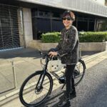 Maki Tamaru Instagram - 最近は また あったかかったり 寒かったり、気候が忙しい💦 自転車🚲時は、ジャケットなど アウターの中に、コンパクトめなフード付きの ダウンベストを忍ばせて お出かけ。 それぐらいが、ちょうどいい感じ　♪。 そして、私、年間通してデニムシャツLOVE❤️ 薄めカラーのものから、濃いめのものまで グラデーションで集めています。 3枚目の写真は @anteprima_japan の可愛い子ちゃんのバッグ！ 特に、街ですれちがう外国人の方から どこのバッグか聞かれまくった今日🐶♪ 今日の午前中から、お昼過ぎぐらいまでは 暖かかったのに 夕方、少し前あたりからいきなり冷え込んだ🥶 びっくり！！！ 慌てて、私はツイードジャケットから ダウンコートにお着替え。 最近、タクシーも拾いにくいので 私も主人も自転車率がめちゃくちゃ高め。 お天気が良い日の自転車移動は とっても気持ちいい。 #最近の私服 #自転車コーデ #急に冷え込んだ今日 #木々の街景色がまだ黄金で美しい。 #私服
