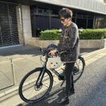 Maki Tamaru Instagram - 最近は また あったかかったり 寒かったり、気候が忙しい💦 自転車🚲時は、ジャケットなど アウターの中に、コンパクトめなフード付きの ダウンベストを忍ばせて お出かけ。 それぐらいが、ちょうどいい感じ　♪。 そして、私、年間通してデニムシャツLOVE❤️ 薄めカラーのものから、濃いめのものまで グラデーションで集めています。 3枚目の写真は @anteprima_japan の可愛い子ちゃんのバッグ！ 特に、街ですれちがう外国人の方から どこのバッグか聞かれまくった今日🐶♪ 今日の午前中から、お昼過ぎぐらいまでは 暖かかったのに 夕方、少し前あたりからいきなり冷え込んだ🥶 びっくり！！！ 慌てて、私はツイードジャケットから ダウンコートにお着替え。 最近、タクシーも拾いにくいので 私も主人も自転車率がめちゃくちゃ高め。 お天気が良い日の自転車移動は とっても気持ちいい。 #最近の私服 #自転車コーデ #急に冷え込んだ今日 #木々の街景色がまだ黄金で美しい。 #私服