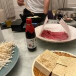 Maki Tamaru Instagram - 私は自分用の お気に入りのマグカップやグラスを 準備するようにしている。 1日のスタートに気合い注入 コーヒーTimeや☕️ 1日のラストにほっと一杯🍷 （今夜は、ホットワインで） 束の間であろうとも、そんな貴重な自分時間を 楽しみたいので そこには全力を尽くす笑💪 自分なりのスペシャルな演出を楽しむ。 その日の気分の香りと、その日のテンションの音楽を。 10分でもいい、5分でもいい 気持ちよく、深い呼吸を味わう時間を作らなければ。 そして、1日のメリハリある時間を楽しむ。 それが　明日への活力 この数週間は、なかなか激しかった💦 ほんと改めてなかなか激しかった。 やつれている私を見て 相方さんが、今夜は晩御飯を担当してくれました ありがたや。🙏 そして、今日は 撮影の下準備に いつもお世話になっている @penelopetokyo へ。 マグネットネイルに初挑戦 このプルンとちゅるんと感がたまらない♡ シンプルな地味めカラーでも 華やかに、きらびやかに仕上がる この感じ、すごっ。 へぇ〜🤩ネイルの世界も 激しく進歩してるんだなぁ〜。すごい🥺 今夜は、ピップエレキバンに癒され 水素を吸いながら爆睡します💤 おやすみなさい。また明日。