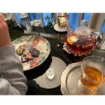 Maki Tamaru Instagram - 先日、お邪魔した ete❤️ 最高においしいお食事と 最高においしいワインやシャンパン そして キラキラした @mikaofficial99 ちゃん @411ayano ちゃん めちゃべっぴんさんな二人と一緒で 最高の景色💃 ここは天国かと思ったそんな一夜。 しかも、やっぱり @natsuko.ete さんのお料理は 素晴らしかった🥺👏🙏です。 そして、みかちゃんの Happy格言カレンダー♡♡♡♡♡♡♡ 中には、みかちゃんの格言と 可愛くて、きれいな写真がいっぱい！ ほんま 年々、美しくなる美香ちゃん、凄過ぎる！ 今日は次男🦖と 黄金の銀杏道をお散歩 午前中はコーヒーが多いのですが 午後からは紅茶が多め。 オシャレ〜✨な チョコレートをいただき🙏 子供たちとおやつ時間を楽しみました♪♪♪ 1日が過ぎていくのが早すぎる ほんと、いろんなことが入りきっていない💦やばい😱