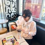 Maki Tamaru Instagram - 今日は寝坊してしまい😱 ホテルの朝ごはんに間に合わす🤪 朝一 マクドナルドへ！ 🚗💨 あさからグラコロ♡ からの〜〜 コインランドリーへ💪💃 お昼には間に合う様にゲレンデに向かおう⛷️ #コインランドリー #グラコロ #ゲレンデ #⛷️ #晴れ