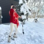 Maki Tamaru Instagram - 🎄Merry Christmas ！ 今朝、私は 少しゆっくりめに過ごしました。 今日は次男🦖のJr.バッチテスト 2級を目指す長男🦕のテストは年頭かな。。。？ なんであれ （去年落ちて、泣きまくって大変だった💦 まずはじっくりしっかり、楽しんで🙏） 私の父が学生時代 白馬　栂池でスキーライセンスをとったそうで 孫が同じ場所でスキーテストを頑張ってることが 嬉しい様子 恐竜兄弟少しずつ 楽しみながら頑張りましょう。 今から　クリスマスソングを ガンガンにかけて 🚗移動💨♪♪♪^ - ^ 2023年も、残すところあと少し 一日一日を大切に かみしめながらすごそう。