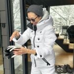 Maki Tamaru Instagram - 今日も朝からスキー⛷️ ランチは４０分近く並んで バーガーキング🍔ゲット💪 🦕🦖達は、大好きな先生と 滑るのが楽しくて仕方ない様子。 結果、あまり私とは滑ってくれない🤣 てなことで 1人ゴンドラ🤪 ⛷️スキーから帰ってきて ボルタリングをする 長男🦕 どんだけエネルギーありあまってんの？ (°▽°) 次男はカニと🦀一緒に泳ぎたい。。。と レストランでありえない無理を言う、、、。 (￣O￣;) 宿にもどってからは とりあえずまた 寒さの芯をとろう。 🥶
