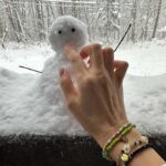 Maki Tamaru Instagram - 今日は 沢山雪が降ったので 恐竜🦕🦖兄弟が、⛷️レッスンに行ってる間に 帰ってきたら喜ぶかな〜♡と 玄関に 雪だるま⛄️をつくってみた。 雪だるまの鼻を どうしようかと、色々と考え 🍌のヘタで作ってみた^ - ^ その後 背中にホッカイロを貼りまくりながら 私も⛷️へ！♪ そして 恐竜🦖🦕達と一緒に帰宅 じゃじゃあ〜〜ん✨✨✨ しかし 帰ってきた頃には ⛄️ は 4枚目の写真、、、。 (￣▽￣;)。。。 恐竜🦕🦖達も ぽか〜ん。 (￣▽￣;) 長男🦕が、のっかった雪をはらって 雪だるまの顔を探してくれた笑。 その雪だるまをみて 次男が一言 「したかない」 いやいや 🦖君 したかないじゃなく しかたない だから。。。 音楽番組をみながら 年末らしい年末。🎤 ワインを開けた🍷瞬間 相方さんがやってきて 「あれ？もう酔っ払ってる？」 と聞くが、、、、いや 雪で☃️雪焼けして 顔が赤くなりましたとさ🤪 子供の頃から 遊ぶ時は全力で遊びます💪笑 若かりし頃、流行っている曲は 全てといっていいほど 知ってたはずなのに。。。。 そして、アーティストの曲の区別が つかない両親に 何で？？？なんだろ。 と真剣に不思議におもっていたが。 だんだんと その時の両親の立場になりつつある自分。。。 やばい(°▽°) 何はともあれ♪ やっぱり、やっぱり 年末のテレビ番組というものには　 情緒があります♡♡♡♡♡ #ミュージックステーション #年末特番 #🍷 #⛷️ #ヒット曲
