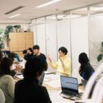Maki Tamaru Instagram - 今日は @ade_tamarumaki 定例ミーティング ねぎさん めっちゃボールペン🖊️ 　まわすやん笑笑😹😂🤣 皆様に、喜んでいただける様な そんなアイテムを、作りたい。 それぞれのポジションで みんなで真剣に悩んで、もがいて、ポジティブに、苦しみ 努力を重ねながら前に進む。💪 ブランドを立ち上げてから 約8ヶ月。 いつの日か 「随分、慣れてきて 落ち着いてきました〜。 マイペースにがんばれてますー」 なんて 言える日が、来るのだろうか？😹。 今はまだ、全く想像できない😂。 ただ今は みんなで 一生懸命、がんばってるこの全ての時間があたたかく 尊い。🙏 今日は冬休みが始まっている 長男も連れてミーティングに参加。 ママがお仕事頑張ってるのを見るのも 彼にとって良い機会かな〜？、、、 社会見学になればいいなー。 なんて思い （私の勝手な願いも込めてながら）連れてきても 彼には ミーティングの最初から、最後まで　 iPadの画面しか目に入っていない(　ﾟдﾟ)。 無念