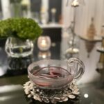 Maki Tamaru Instagram - 私は自分用の お気に入りのマグカップやグラスを 準備するようにしている。 1日のスタートに気合い注入 コーヒーTimeや☕️ 1日のラストにほっと一杯🍷 （今夜は、ホットワインで） 束の間であろうとも、そんな貴重な自分時間を 楽しみたいので そこには全力を尽くす笑💪 自分なりのスペシャルな演出を楽しむ。 その日の気分の香りと、その日のテンションの音楽を。 10分でもいい、5分でもいい 気持ちよく、深い呼吸を味わう時間を作らなければ。 そして、1日のメリハリある時間を楽しむ。 それが　明日への活力 この数週間は、なかなか激しかった💦 ほんと改めてなかなか激しかった。 やつれている私を見て 相方さんが、今夜は晩御飯を担当してくれました ありがたや。🙏 そして、今日は 撮影の下準備に いつもお世話になっている @penelopetokyo へ。 マグネットネイルに初挑戦 このプルンとちゅるんと感がたまらない♡ シンプルな地味めカラーでも 華やかに、きらびやかに仕上がる この感じ、すごっ。 へぇ〜🤩ネイルの世界も 激しく進歩してるんだなぁ〜。すごい🥺 今夜は、ピップエレキバンに癒され 水素を吸いながら爆睡します💤 おやすみなさい。また明日。