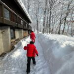 Maki Tamaru Instagram - 私が恋をした、北海道旭川 ご質問をいただいていたので 写真とともに、お返事していきたいと思います 相方さんが、どうしても行きたいと楽しみにしていた 回転寿司屋さん トリトン　行列ができていて 雪降る中並び、行ってみて大正解✨ お店の中は、とても活気があって、種類もメニューも豊富で、1品1品とてもおいしかったです♪ 今回、私たちが1週間ほどお邪魔したのは 旭川の東桜岡と言うエリアから美瑛のエリアでした。 景色が美しくて、その景色を見るのが毎朝、毎晩楽しみで 早起きするぐらい！ そして 毎朝窓際に遊びに来てくれるリス🐿️さんに目がハート♡。 北海道ではマイナス10度を超える日もあったりしたので ムーレ　@moorer_official のダウンの凄さをかなり体感。 内側にファスナーがあり ダブルで防寒できるような作りになっていて🥺 ほんとに助けられました🙏 今回、お邪魔したスキー場は カムイスキーリンクススキー場です！ 写真を探したのですが、見つからなくて😭めちゃくちゃ残念でしたが、こちらのスキー場の NOBu といったかな？ラーメンが美味しかったです。 カムイスキー場には カムイスキースクール⛷️という スキースクールもあって皆さん優しくて アットホームなスクールです✨。 子供たちは、それぞれのレベルの場所をそれぞれに滑るので 基本的には私は1人のぼっちスキー（ーー；）⛷️。 そして、長男が帰ってくるのを 下で待つといった流れです （待つのが退屈になったときには、汗を流す勢いで必死に雪だるまを作ったりして　⛄️ 時間をつぶしておりました。笑） 旭川時間では 旭川駅前にあるイオンモールにも 大変お世話になりました✨ イオン内にある五穀と言う 釜でご飯を作ってくれる、定食スタイルの和食屋さんは 気に入って2連ちゃんしました⭐️⭐️⭐️ 以前のインスタライブでもふわりと 旭川について触れましたが 写真とともに　旭川時間をアップしてみました。^_^ また、雪景色の雰囲気はがらりと変わりますが 蔵王の樹氷景色も、まるで映画の世界✨ 今世見たい景色リストの中の１つでもあった 山形の蔵王の樹氷！ 子供たちと感動を共有できて、貴重な体験となりました。 近くに温泉街もあったりと とても👌♡ 日本には素晴らしい感動を与えてくれる場所や、事や景色、 文化、食、おもてなし、人、学びなどなどなど　 たくさんのスペシャルが存在するんだな〜と しみじみと思う。🙏 私の友達たちがみんな面白かったと言う IWANAI RESORT にも行ってみたい^ ^が 私の⛷️レベルだとまだまだ先だろう。。。