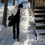 Maki Tamaru Instagram - 私が恋をした、北海道旭川 ご質問をいただいていたので 写真とともに、お返事していきたいと思います 相方さんが、どうしても行きたいと楽しみにしていた 回転寿司屋さん トリトン　行列ができていて 雪降る中並び、行ってみて大正解✨ お店の中は、とても活気があって、種類もメニューも豊富で、1品1品とてもおいしかったです♪ 今回、私たちが1週間ほどお邪魔したのは 旭川の東桜岡と言うエリアから美瑛のエリアでした。 景色が美しくて、その景色を見るのが毎朝、毎晩楽しみで 早起きするぐらい！ そして 毎朝窓際に遊びに来てくれるリス🐿️さんに目がハート♡。 北海道ではマイナス10度を超える日もあったりしたので ムーレ　@moorer_official のダウンの凄さをかなり体感。 内側にファスナーがあり ダブルで防寒できるような作りになっていて🥺 ほんとに助けられました🙏 今回、お邪魔したスキー場は カムイスキーリンクススキー場です！ 写真を探したのですが、見つからなくて😭めちゃくちゃ残念でしたが、こちらのスキー場の NOBu といったかな？ラーメンが美味しかったです。 カムイスキー場には カムイスキースクール⛷️という スキースクールもあって皆さん優しくて アットホームなスクールです✨。 子供たちは、それぞれのレベルの場所をそれぞれに滑るので 基本的には私は1人のぼっちスキー（ーー；）⛷️。 そして、長男が帰ってくるのを 下で待つといった流れです （待つのが退屈になったときには、汗を流す勢いで必死に雪だるまを作ったりして　⛄️ 時間をつぶしておりました。笑） 旭川時間では 旭川駅前にあるイオンモールにも 大変お世話になりました✨ イオン内にある五穀と言う 釜でご飯を作ってくれる、定食スタイルの和食屋さんは 気に入って2連ちゃんしました⭐️⭐️⭐️ 以前のインスタライブでもふわりと 旭川について触れましたが 写真とともに　旭川時間をアップしてみました。^_^ また、雪景色の雰囲気はがらりと変わりますが 蔵王の樹氷景色も、まるで映画の世界✨ 今世見たい景色リストの中の１つでもあった 山形の蔵王の樹氷！ 子供たちと感動を共有できて、貴重な体験となりました。 近くに温泉街もあったりと とても👌♡ 日本には素晴らしい感動を与えてくれる場所や、事や景色、 文化、食、おもてなし、人、学びなどなどなど　 たくさんのスペシャルが存在するんだな〜と しみじみと思う。🙏 私の友達たちがみんな面白かったと言う IWANAI RESORT にも行ってみたい^ ^が 私の⛷️レベルだとまだまだ先だろう。。。