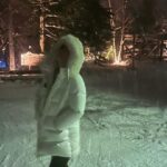 Maki Tamaru Instagram - 私が恋をした、北海道旭川 ご質問をいただいていたので 写真とともに、お返事していきたいと思います 相方さんが、どうしても行きたいと楽しみにしていた 回転寿司屋さん トリトン　行列ができていて 雪降る中並び、行ってみて大正解✨ お店の中は、とても活気があって、種類もメニューも豊富で、1品1品とてもおいしかったです♪ 今回、私たちが1週間ほどお邪魔したのは 旭川の東桜岡と言うエリアから美瑛のエリアでした。 景色が美しくて、その景色を見るのが毎朝、毎晩楽しみで 早起きするぐらい！ そして 毎朝窓際に遊びに来てくれるリス🐿️さんに目がハート♡。 北海道ではマイナス10度を超える日もあったりしたので ムーレ　@moorer_official のダウンの凄さをかなり体感。 内側にファスナーがあり ダブルで防寒できるような作りになっていて🥺 ほんとに助けられました🙏 今回、お邪魔したスキー場は カムイスキーリンクススキー場です！ 写真を探したのですが、見つからなくて😭めちゃくちゃ残念でしたが、こちらのスキー場の NOBu といったかな？ラーメンが美味しかったです。 カムイスキー場には カムイスキースクール⛷️という スキースクールもあって皆さん優しくて アットホームなスクールです✨。 子供たちは、それぞれのレベルの場所をそれぞれに滑るので 基本的には私は1人のぼっちスキー（ーー；）⛷️。 そして、長男が帰ってくるのを 下で待つといった流れです （待つのが退屈になったときには、汗を流す勢いで必死に雪だるまを作ったりして　⛄️ 時間をつぶしておりました。笑） 旭川時間では 旭川駅前にあるイオンモールにも 大変お世話になりました✨ イオン内にある五穀と言う 釜でご飯を作ってくれる、定食スタイルの和食屋さんは 気に入って2連ちゃんしました⭐️⭐️⭐️ 以前のインスタライブでもふわりと 旭川について触れましたが 写真とともに　旭川時間をアップしてみました。^_^ また、雪景色の雰囲気はがらりと変わりますが 蔵王の樹氷景色も、まるで映画の世界✨ 今世見たい景色リストの中の１つでもあった 山形の蔵王の樹氷！ 子供たちと感動を共有できて、貴重な体験となりました。 近くに温泉街もあったりと とても👌♡ 日本には素晴らしい感動を与えてくれる場所や、事や景色、 文化、食、おもてなし、人、学びなどなどなど　 たくさんのスペシャルが存在するんだな〜と しみじみと思う。🙏 私の友達たちがみんな面白かったと言う IWANAI RESORT にも行ってみたい^ ^が 私の⛷️レベルだとまだまだ先だろう。。。