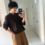Maki Tamaru Instagram - 今日も お掃除ロボット ロイにお世話になりならがら 私は、ハンディーの掃除機を片手に 一緒にお掃除🧹 朝時間 今日は、お気に入りのコーヒー☕️と羊羹で 気合を入れて💪。 午後からの時間を有意義に♡ ヘアスタイルについてご質問いただいておりました 今日は自宅でのミーティングでしたので ワックスもオイルもつけず 洗って乾かしただけのスタイルです。 ミーティングが終わって 晩御飯支度！ 今夜は塩肉じゃがと、麹のお鍋と スーパーにいつも置いてくれてある レシピの中にあった 大根とニンジンとかまぼこのサラダ^ - ^的な献立で。 ドタバタしながら作った今日の夕食 おねぎがほとんどつながっている🤪 お片づけも終えて、 チーズ好きの次男と🦖 ほっと 一息。 今日もはよ寝よう^ ^ おやすみなさい。また明日♡