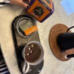Maki Tamaru Instagram - 今日も お掃除ロボット ロイにお世話になりならがら 私は、ハンディーの掃除機を片手に 一緒にお掃除🧹 朝時間 今日は、お気に入りのコーヒー☕️と羊羹で 気合を入れて💪。 午後からの時間を有意義に♡ ヘアスタイルについてご質問いただいておりました 今日は自宅でのミーティングでしたので ワックスもオイルもつけず 洗って乾かしただけのスタイルです。 ミーティングが終わって 晩御飯支度！ 今夜は塩肉じゃがと、麹のお鍋と スーパーにいつも置いてくれてある レシピの中にあった 大根とニンジンとかまぼこのサラダ^ - ^的な献立で。 ドタバタしながら作った今日の夕食 おねぎがほとんどつながっている🤪 お片づけも終えて、 チーズ好きの次男と🦖 ほっと 一息。 今日もはよ寝よう^ ^ おやすみなさい。また明日♡