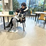 Maki Tamaru Instagram - @tomo_koizumi さんの作品に会いに♡ YUKIKOMIZUTANI　ギャラリーへ。 とても美しくて、迫力のある 素晴らしい作品に囲まれて 恐竜兄弟も、大興奮！ 目をキラキラさせて、指を差しながら一生懸命 おのおの感想を話す恐竜たち🦕🦖。 家族で貴重な時間を過ごさせていただきました。🙏 YUKIKOMIZUTANIで2023年12月9日(土)から2024年2月10日(土)まで、TOMO KOIZUMI自身初となるアート作品による個展、「Tomo Koizumi」を開催されています。 今回のお花選びは、相方さん担当 お花を活けながら ゆっくりと 季節の変化を感じる 日曜日の朝、朝食の片付けをおえて ☕️とラジオをお供に 夕食の準備 ラタトゥイユをぐつぐつ。 今日は、兄🦕は🤺 私は次男🦖と電車🚃で新宿までお出かけ^ - ^ 大好きな週末は いつもより時間が経つのが早い。 特に朝ご飯とお昼ご飯の隙間が めちゃくちゃ短く感じます💦 （朝ご飯が終わって、朝ご飯の片付けが終わったと思ったら、お昼ご飯がやってくる的な(　ﾟдﾟ)）