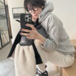 Maki Tamaru Instagram - ご質問いただいておりました フーディーの下に着ているものは 薄手のダウンベストです。 子供の送り迎えや　🚗💨 自転車に乗る時　🚲 または、子供の習い事などの待ち時間時など じわっと冷えるシーンの時には ダウンベストを　トレーナー、またはフーディーの 中に仕込んで防寒しています。 フードをだすと首元の防寒にもなって 便利です。 ダウンベストは フーディーと色合わせをしながら グレー系だとカジュアルに仕上がり、ネイビーは 少し上品に ブラックなどの落ち着いた色だと 大人っぽく仕上がります。 首元がわかるように、写真を撮ろうと 頑張ってみました かなり試行錯誤な感じの表情になってますが🙏 ひんやり寒い今日のホワイトスウェットパンツは 内側があったか仕上げの UNIQLO アイテムです #防寒 #ダウンベスト着こなし #冬コーデ さて！次男🦖をお迎えにいこう💪 今日の東京はめちゃめちゃ寒いです🥶 皆様もあたたかくして お過ごしくださいね🙏
