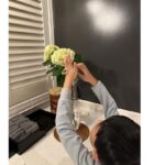 Maki Tamaru Instagram - 相変わらず グリーン　ホワイトの花を選びがちな私ですが 次男🦖のリクエストで イエローのチューリップも追加💛 日曜日の今日は 見て見ぬふりしていた デスクまわりの書類等 領収書の整理をしたり、細々した雑用などなどを やっつけておりました(☝︎ ՞ਊ ՞)☝︎💨 今回は次男🦖が お花を活けて、お香やキャンドルを セットしてくれ🙏 🦖は女子力高め。 東京は雨の日曜日。 外に出るのは最小限に 長男🦕は自宅にて1人フェンシング🤺 晩御飯も今夜はデリバリー！ チャイニーズデリバリーは神　 子供達も大喜び💃 今夜は発汗作用重視の入浴剤で、しっかり汗を流し 久しぶりのフェイススクラブで表面美容！