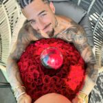 Maluma Instagram - ♥️ HAPPY VALENTINES ♥️ - Hoy le empaco el otro 🤣🤰🏼
