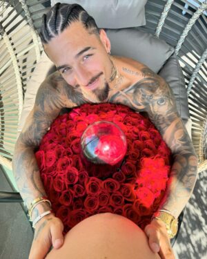Maluma Instagram - ♥️ HAPPY VALENTINES ♥️
- Hoy le empaco el otro 🤣🤰🏼