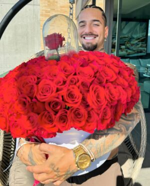 Maluma Instagram - ♥️ HAPPY VALENTINES ♥️
- Hoy le empaco el otro 🤣🤰🏼