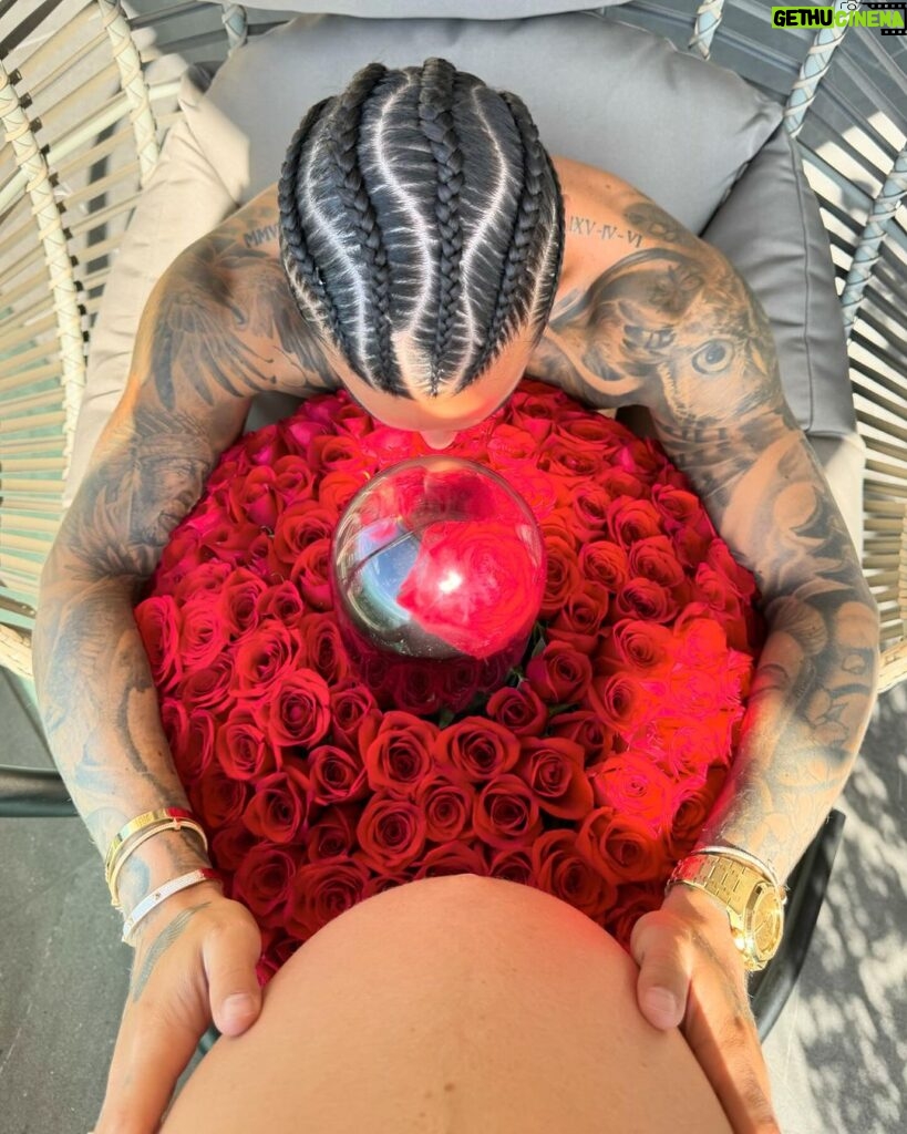 Maluma Instagram - ♥ HAPPY VALENTINES ♥ - Hoy le empaco el otro 🤣🤰🏼