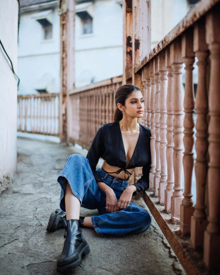 Manasa Varanasi Instagram - Beautiful rusty balcony in town. The character in these old buildings is so delightful <3 📷 @bharat_rawail Styling @stylistshikhar #balcony