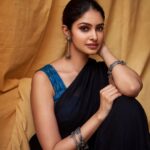 Manasa Varanasi Instagram – Sanskari naari portraiture with @kalyanyasaswi 

Saree @suta_bombay 
Earrings @jaypore 
Style bud @officialanahita

#sareelover