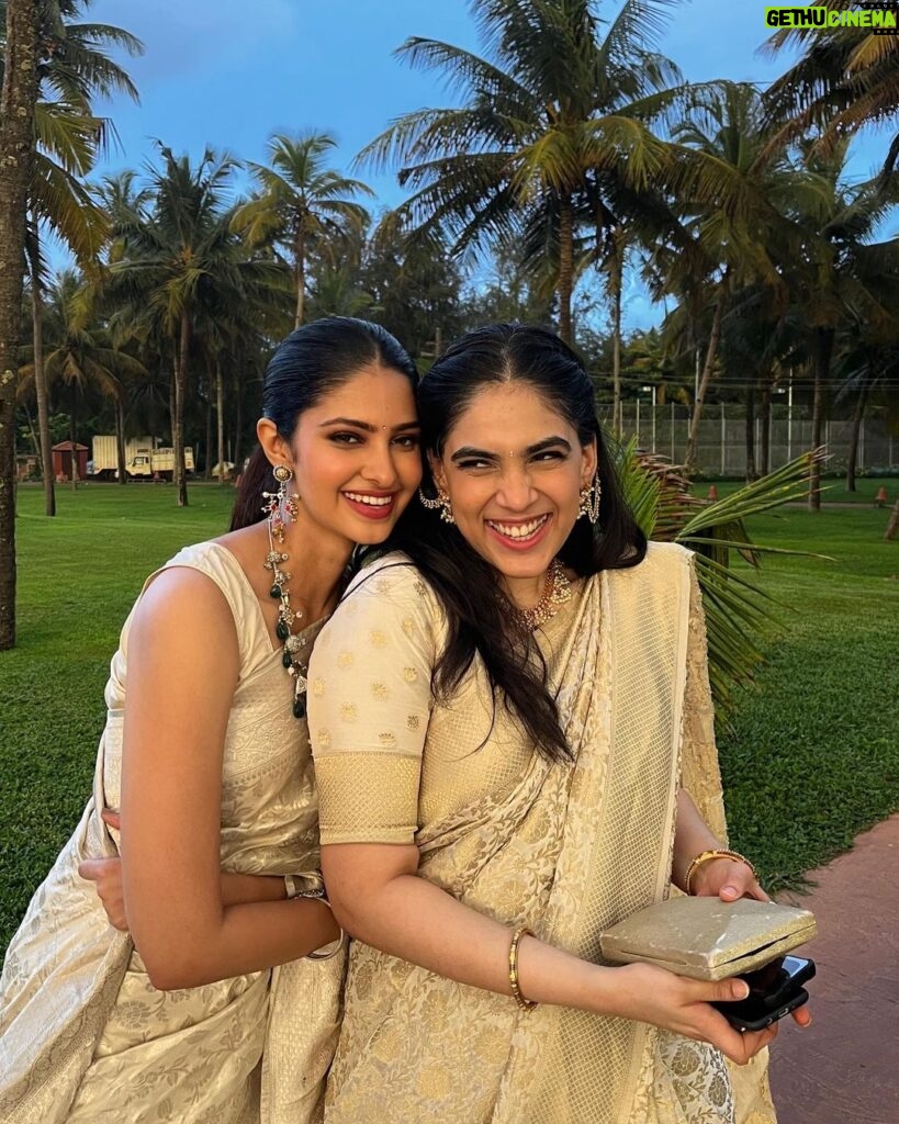 Manasa Varanasi Instagram - At my best friend’s wedding, blessed under the most incredible sky, wrapped in warm light, celebrating your special moment @ngollapalli 😘 Wearing jewellery by @sheetalzaveribyvithaldas 🤍 Styled by @praptigarg #sunset #wedding Goa