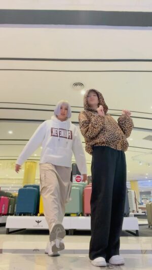 Manaswee Krittanookul Instagram - Dance with sis🤣