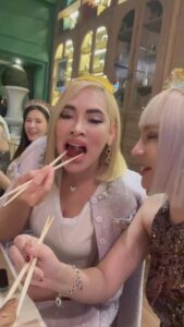 Manaswee Krittanookul Instagram - แสบ เปรี้ยว ซ่า เริ่ด สุดติ่ง รวมทั้งหมดอยู่ในคนเดียวกัน 🤣🤣🤣 @khaopod 👑♥️ birthday girl