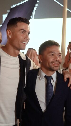 Manny Pacquiao Instagram - “HEY PACQUIAO!” 🤣

@cristiano absolutely LOVED meeting the legend @mannypacquiao 🐐

#BattleOfTheBaddest #FuryNgannou