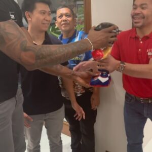Manny Pacquiao Instagram - Above The Rim! Beyond the boxing ring 🏀🥊 Right here in the Philippines 🇵🇭 Pushing positivity & world peace🙌🏾 Making Smiles happen globally 🗺️This is what it’s about!There is no better feeling than coming together to talk about making things better for people all around the world. Superman 🏀 X Pac-Man 🥊 shoutout to the Filipino Legend @mannypacquiao 
-
-
-
-
#nba #basketball #boxing #legend