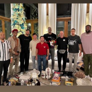 Manny Pacquiao Instagram - Above The Rim! Beyond the boxing ring 🏀🥊 Right here in the Philippines 🇵🇭 Pushing positivity & world peace🙌🏾 Making Smiles happen globally 🗺️This is what it’s about!There is no better feeling than coming together to talk about making things better for people all around the world. Superman 🏀 X Pac-Man 🥊 shoutout to the Filipino Legend @mannypacquiao 
-
-
-
-
#nba #basketball #boxing #legend