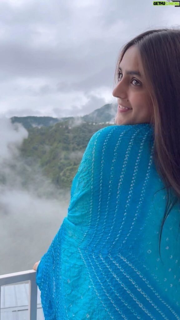 Mansi Taxak Instagram - Getting lost in the mountains is the best feeling✨✨ Video courtesy- @vaishalitaxak_24 #instagood #instadaily #instareels #trending #trendingreels #explore #explorepage #mountains