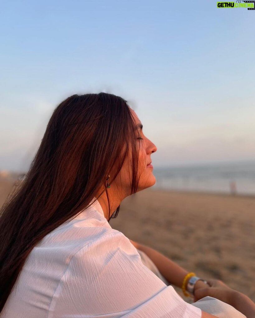 Mansi Taxak Instagram - Currently……….breathing 🔆 📸- @dhir_95 @timestalent #timestalent #timestalentdeal #sunset #sunsetandbeach #explorepage✨ #explore #instagood #instadaily #trendingnow #trending #lovelivelaugh Mumbai, Maharashtra