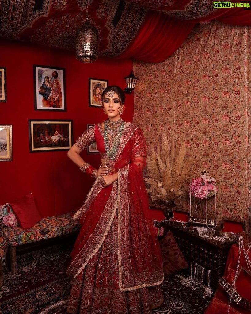 Mansi Taxak Instagram - As eternal as Red✨❤️ Make up by- @samairasandhu Outfit by- @jjvalaya Styled by- @hoorvi.j.valaya Captured by- @reekphotography @timestalent @rishubartaria #timestalent #timestalentdeal #explore #explorepage✨ #makeupmasterclass #samirasandhu #trending #instagram #instadaily Hyatt Regency Delhi