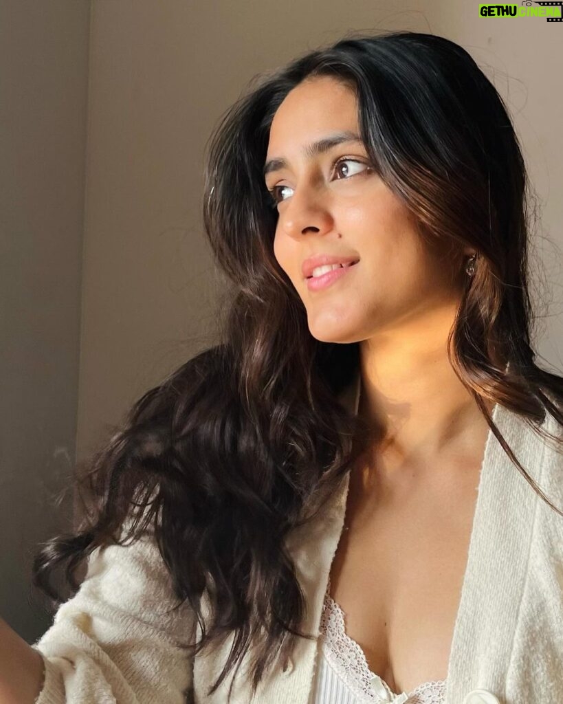 Mansi Taxak Instagram - Life seems magical in golden hour✨ 📸- @vaishalitaxak_24 #instagood #instadaily #instagram #explorar #explorepage #explore #trending #trendingreels Mumbai, Maharashtra