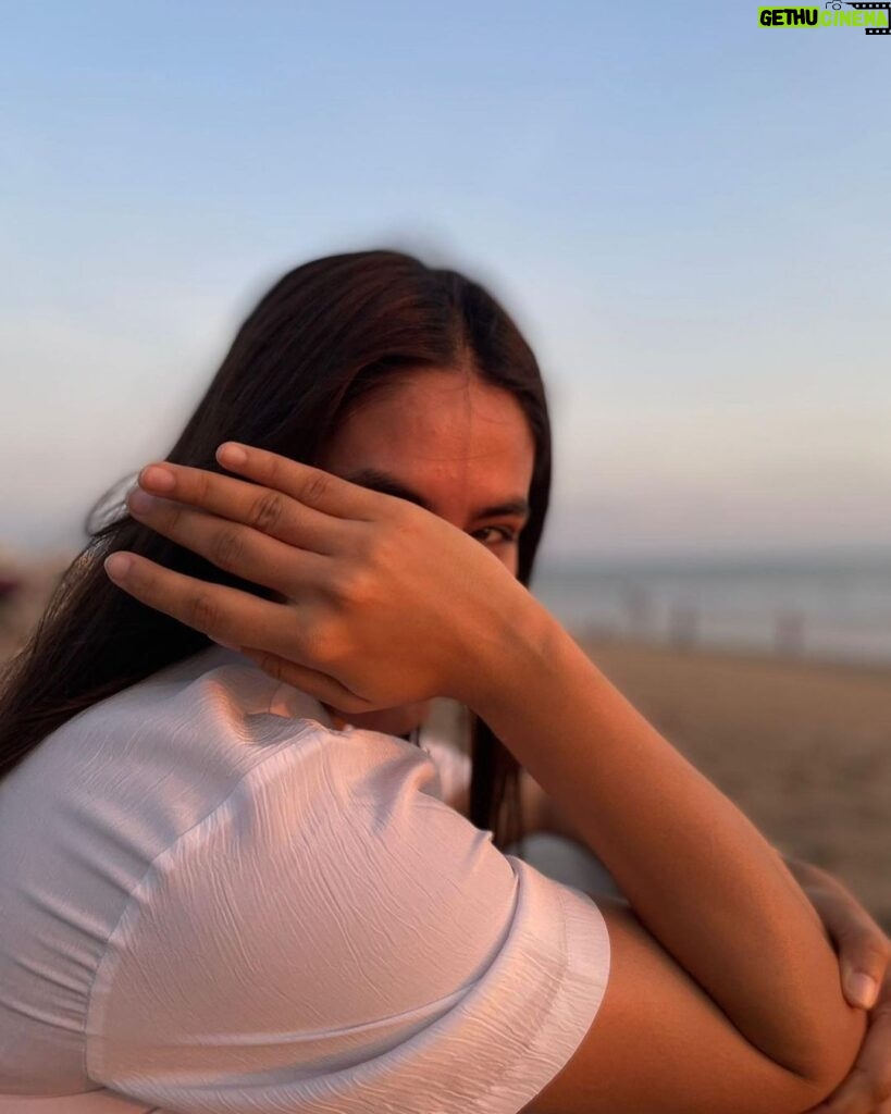 Mansi Taxak Instagram - Currently……….breathing 🔆 📸- @dhir_95 @timestalent #timestalent #timestalentdeal #sunset #sunsetandbeach #explorepage✨ #explore #instagood #instadaily #trendingnow #trending #lovelivelaugh Mumbai, Maharashtra