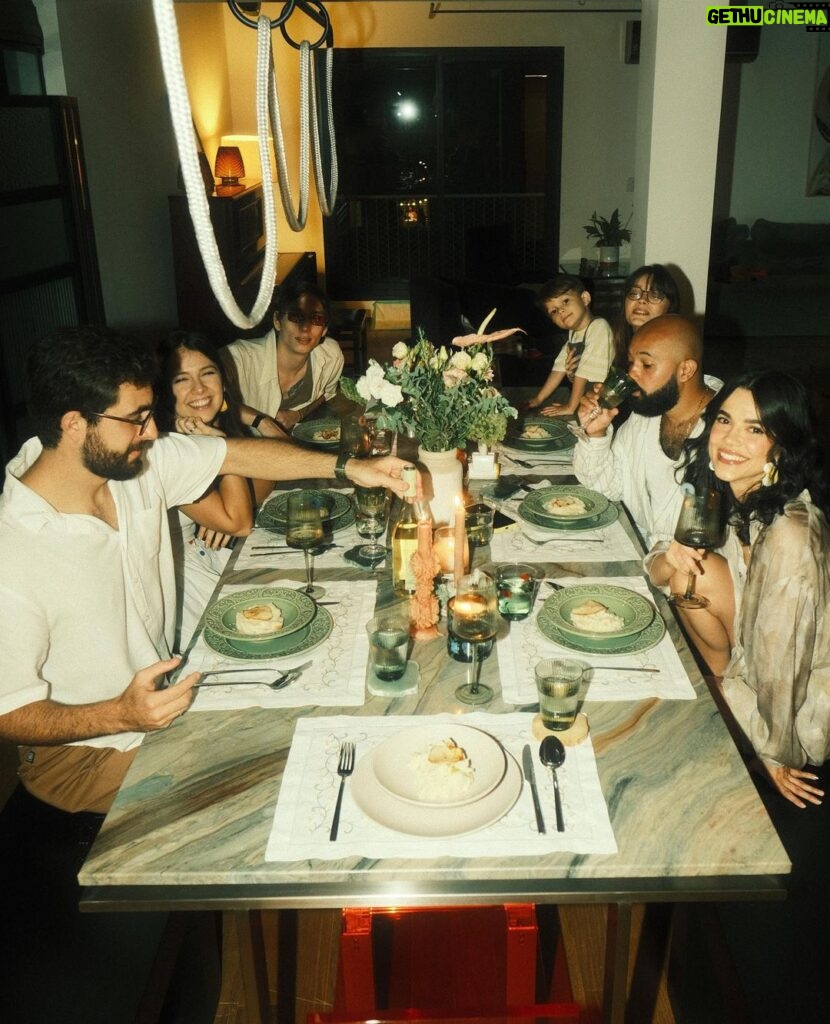 Manu Gavassi Instagram - Era apenas uma noite pra papear e cozinhar pratos bonitos em casa com gente amada e acabou que o ano acabou! Que loucura é a vida, não? E que nesse ano ela seja deliciosa como essa noite 🤍🌷