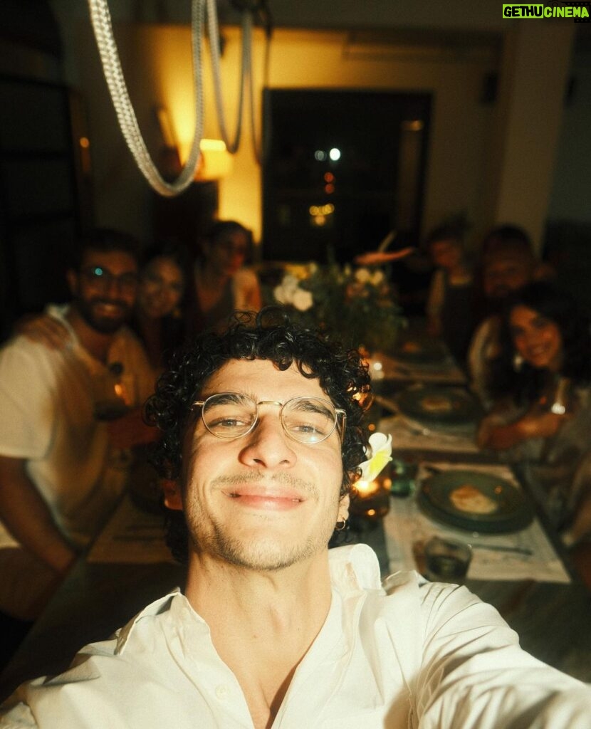 Manu Gavassi Instagram - Era apenas uma noite pra papear e cozinhar pratos bonitos em casa com gente amada e acabou que o ano acabou! Que loucura é a vida, não? E que nesse ano ela seja deliciosa como essa noite 🤍🌷
