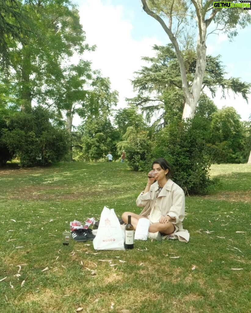 Manu Gavassi Instagram - Memórias de um picnic sem toalha. 🖤