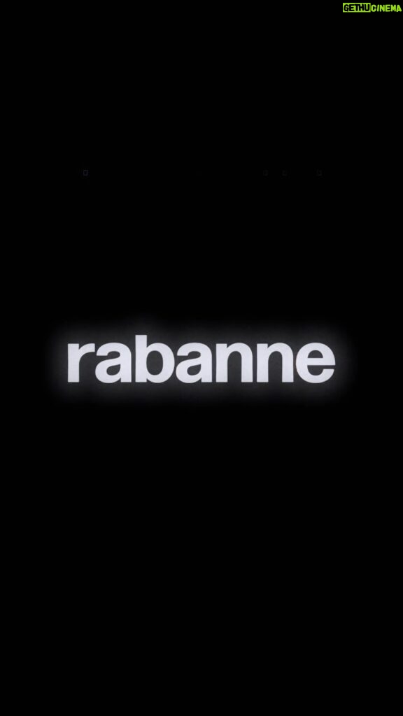 Manu Gavassi Instagram - Uoooow ✨ sem sobrancelha porém com carisma @rabanne #rabannemakeup #rabanneparfums #famebyrabanne #BaileDaVogue2024