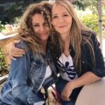 Manuela Lopez Instagram - Il y a 29 ans commençait l’aventure .. . Merci Jean Luc Azoulay 🥰.. On vous embrasse fort . . Bon week end 🥰💋#jobdereve #amitié #chance #onkiffe #heleneetlesgarcons #lemiracledelamour #lesvacancesdelamour #lesmysteresdelamour @jeanlucazoulay @tf1 @tmclachaine #tf1 #tmc