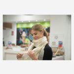 Manuela Velasco Instagram - ¿Te apetece una navidad más justa? Estas fechas invitan a consumir, comprar y regalar a veces por encima de nuestras posibilidades y de nuestras necesidades, así que plantéate esto: ¿Y si tu regalo además de ser súper apetecible, rico, precioso, de una calidad extraordinaria… contribuyese a mejorar la vida de las comunidades que lo producen y tuvieses la seguridad de que se hace respetando condiciones laborales dignas y cuidando el medio ambiente? Pues esto es Comercio Justo. Te animo a que incluyas productos de comercio justo en tu día a día. Por ejemplo, el chocolate 70% de Tierra Madre es una deliciosidad 🤪 o los cafés, el azúcar, la panela. Pero lo mejor es que detrás de cada paquete de café Tierra Madre, de cada barra de turrón, de cada pijama Veraluna, hay una historia de superación, de trabajo y de cuidados. Comunidades, cooperativas, pequeños artesanos y artesanas de todo el mundo que forman parte de los proyectos que @oxfamintermon apoya en su lucha contra las desigualdades, por una vida mejor y por los derechos de las personas más desfavorecidas. La elección de cualquiera de los productos del catálogo de Oxfam Intermón contribuye a un modelo de consumo mejor y más responsable. Por ejemplo, los fulares de las fotos 1 y 10 están hechos a mano en la India y respaldan iniciativas importantes en la mejora de la vida de muchas mujeres. Yo he tenido la oportunidad de viajar con ellos y de conocer algunos de sus proyectos y os aseguro que decidir apoyar el @comerciojustooxfamintermon hace posible que la vida de miles de personas mejore. ¿No va de eso la Navidad? 🎁🎄 🍫☕️ 💚🌏🌎🌱 #comerciojusto #tierramadre #veraluna