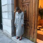 Manuela Velasco Instagram – Tenía ganas de tiempo de gabardina.
Esta es de @sandroparis y también me chifla como vestido.
@ehmoda 🌬🍂🍁
#tiempodegabardina #gabardina
