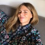 Manuela Velasco Instagram – Terapia @antikbatik_paris 
Pasión por estas telas, bordados y estampados artesanales.
Gracias @ehmoda @elenabeautyalien 💘