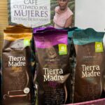 Manuela Velasco Instagram - ¿Te apetece una navidad más justa? Estas fechas invitan a consumir, comprar y regalar a veces por encima de nuestras posibilidades y de nuestras necesidades, así que plantéate esto: ¿Y si tu regalo además de ser súper apetecible, rico, precioso, de una calidad extraordinaria… contribuyese a mejorar la vida de las comunidades que lo producen y tuvieses la seguridad de que se hace respetando condiciones laborales dignas y cuidando el medio ambiente? Pues esto es Comercio Justo. Te animo a que incluyas productos de comercio justo en tu día a día. Por ejemplo, el chocolate 70% de Tierra Madre es una deliciosidad 🤪 o los cafés, el azúcar, la panela. Pero lo mejor es que detrás de cada paquete de café Tierra Madre, de cada barra de turrón, de cada pijama Veraluna, hay una historia de superación, de trabajo y de cuidados. Comunidades, cooperativas, pequeños artesanos y artesanas de todo el mundo que forman parte de los proyectos que @oxfamintermon apoya en su lucha contra las desigualdades, por una vida mejor y por los derechos de las personas más desfavorecidas. La elección de cualquiera de los productos del catálogo de Oxfam Intermón contribuye a un modelo de consumo mejor y más responsable. Por ejemplo, los fulares de las fotos 1 y 10 están hechos a mano en la India y respaldan iniciativas importantes en la mejora de la vida de muchas mujeres. Yo he tenido la oportunidad de viajar con ellos y de conocer algunos de sus proyectos y os aseguro que decidir apoyar el @comerciojustooxfamintermon hace posible que la vida de miles de personas mejore. ¿No va de eso la Navidad? 🎁🎄 🍫☕️ 💚🌏🌎🌱 #comerciojusto #tierramadre #veraluna
