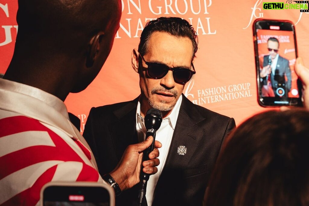 Marc Anthony Instagram - Thank you so much @fginyc for the Humanitarian Award at the #FGINightofStars2023 🏆❤️ Such an honor