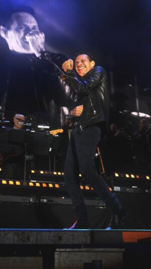 Marc Anthony Instagram - Muchas gracias por gozar conmigo mi gente! Feliz año nuevo para todos. Nos vemos en #HistoriaTour este 2024!