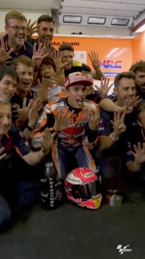Marc Márquez Instagram - GRACIAS por este gran viaje @hrc_motogp ❤️ 11 años juntos.

🙏 いつもありがとう

Hemos compartido momentos inolvidables: 6 Campeonatos del Mundo, 5 Triples Coronas, 59 victorias, 101 podios y 64 poles. Risas, lloros, alegrías, momentos duros pero lo más importante: una relación única e irrepetible. 

SEPARADOS, ¡PERO SIEMPRE JUNTOS! 🥺

___

THANK YOU for this great journey! ❤️ 11 years together.

We shared unforgettable moments: 6 World Championships, 5 Triple Crowns, 59 victories, 101 podiums and 64 poles. Hard work, determination and bond we have built over the years. Laughs, tears, joys, hard moments, but most importantly: a unique and unrepeatable relationship. 

SEPARATED, BUT ALWAYS TOGETHER! 🥺 
#MM93 #MotoGP #ThankYou